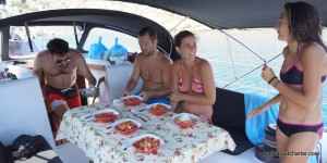 charter in barca vela il pranzo è pronto
