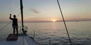 Vita di bordo al tramonto durante una crociera in barca a vela in Thailandia
