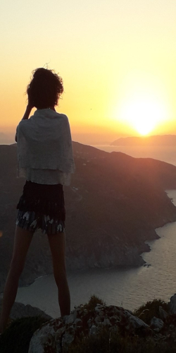 Folegandros tramonto ragazza